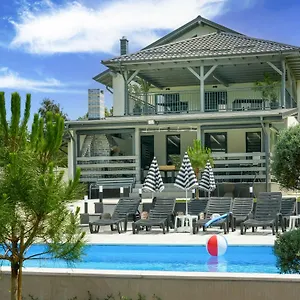 Casa-Patry-Hotel-Calimanesti-Exterior