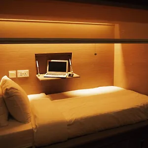 Beat-Capsule-Hostel-Boat-Quay-Singapore-Room