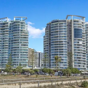 Reflection-On-The-Sea-Hotel-Coolangatta-Skyline