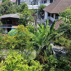 Hide-Bangkok-Hostel-Exterior