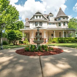 The-Victoria-Bed-Breakfast-Bentonville-Exterior