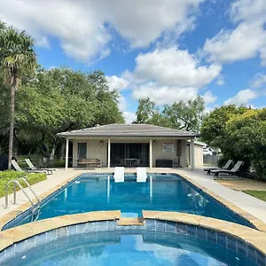 Live-Oaks-Bed-And-Breakfast-Uvalde-Swimming-Pool