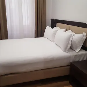 Una-Finestra-Su-Monti-Rome-Beds