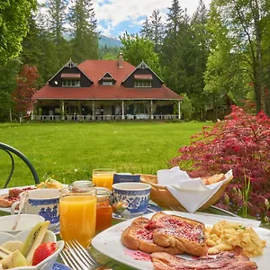 Wedgwood-Manor-And-Glamping-Retreat-Hotel-Crawford-Bay-Exterior