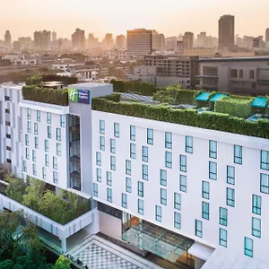Holiday-Inn-Express-Bangkok-Soi-Soonvijai-By-Ihg-Skyline