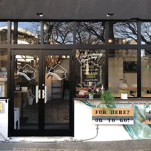 Tokyo-Guest-House-Ouji-Music-Lounge-Exterior