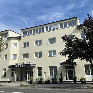 Hotel-Michael-Gerasdorf-bei-Wien-Exterior