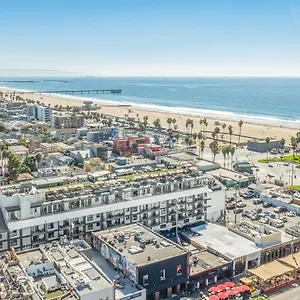 Hotel-Erwin-Venice-Beach-Los-Angeles-Skyline