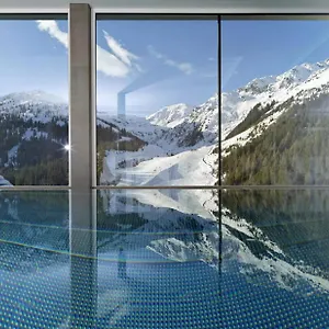 Hotel-Zirbenhof-Hochfugen-Macro-Details