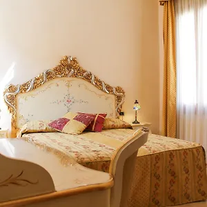 Angeles-Inn-Venice-Beds