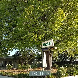 Holbrook-Skye-Motel-Exterior