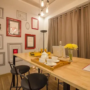 Townhouse-Sulit-Hotel-Tajganj-Exterior