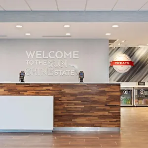 Hampton-Inn-Suites-Alachua-I-75-Fl-Interior