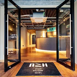 Under-Railway-Hotel-Akihabara-Tokyo-Interior