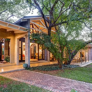 Mbano Manor Hotel Victoria Falls Exterior photo