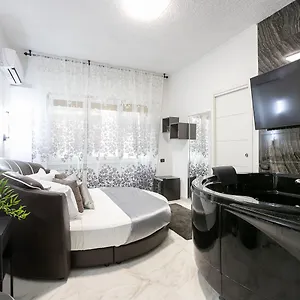 Gregorio-VII-Luxury-Suites-San-Damaso-Rome-Room