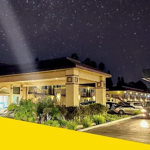 Bposhtels-Anaheim-Hostel-Exterior