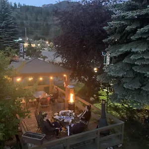 Destination-Inn-Radium-Hot-Springs-Exterior