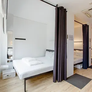 Radzone-Hostel-Singapore-Room