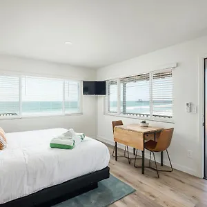 The-Marbella-Hotel-Oceanside-Room