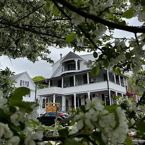 Queen-AnneS-Revenge-Bar-Harbor-Exterior