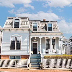 The-Centerboard-Nantucket-Hotel-Exterior