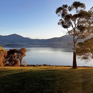 Otago-Cottage-Hobart-Beach