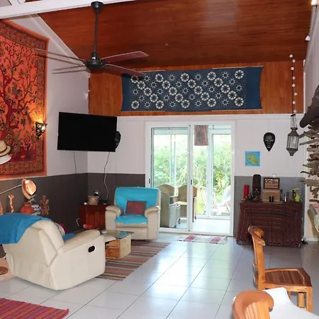 LArbre-De-Vie-Bed-Breakfast-Vincendo-Kitchen