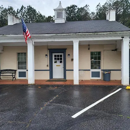 White-Columns-Motel-Pine-Mountain-Exterior