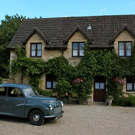 Fosse-Farmhouse-Holiday-Cottages-Chippenham-Exterior