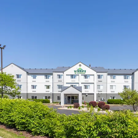 Wingate-By-Wyndham-Gurnee-Hotel-Exterior