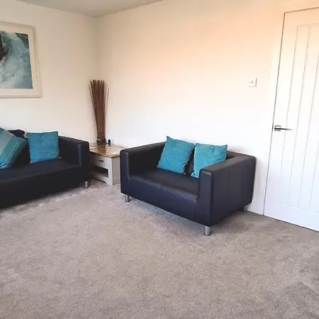 Station-Heights-Villa-Rayleigh-Room