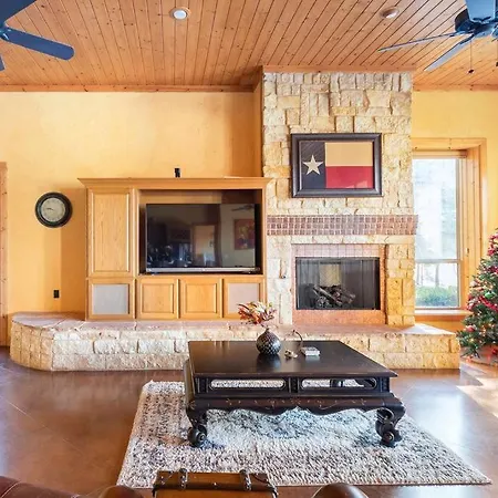 Texas-Ranch-House-With-5-Bedroom-And-Fish-Pond-Dallas-Exterior