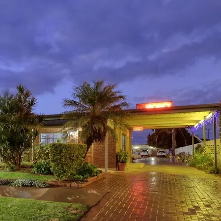 Oasis-Motor-Inn-Broken-Hill-Exterior