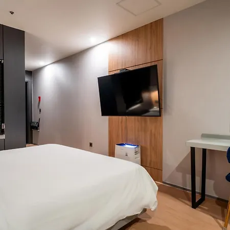 Gray-193-Hotel-Busan-Room