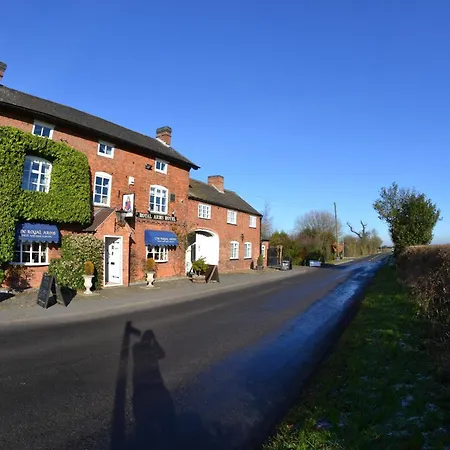 The-Royal-Arms-Bed-Breakfast-Sutton-Cheney-Exterior