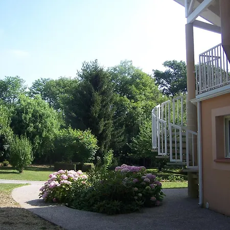 Aux-4-Saisons-Bed-Breakfast-Tabre-Exterior
