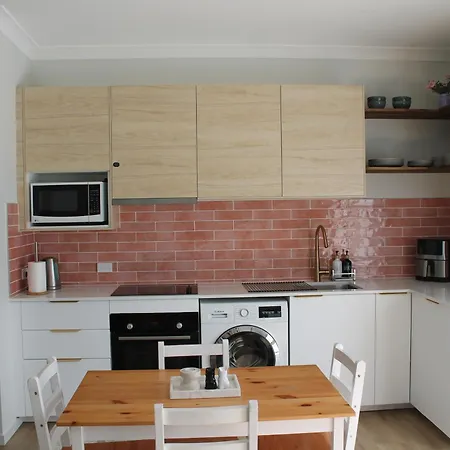 The-Woodlands-Hideaway-Modern-Acreage-Guesthouse-Browns-Plains-Kitchen