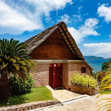 Colibri-Hotel-Baie-Sainte-Anne-Exterior