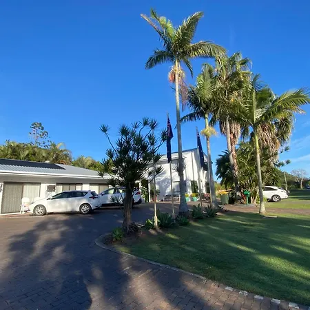 Beachmere-Palms-Motel-Exterior