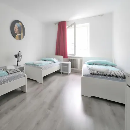 Schoenes-Helles-Zimmer-Direkt-In-Frankfurt-City-Nr-301-Frankfurt-am-Main-Beds