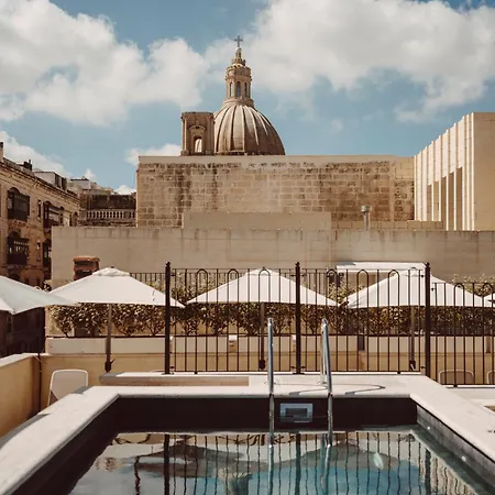 San-Karlu-Hotel-Valletta-Skyline