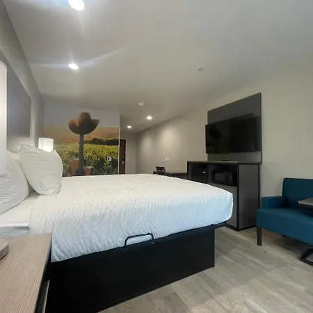 Clarion-Pointe-Fort-Worth-East-Arlington-Room