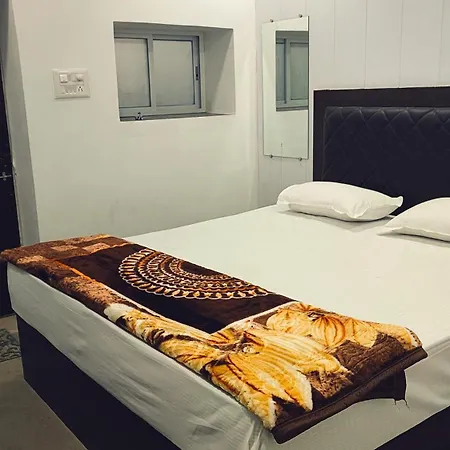 Taj-Plaza-Paying-Guest-House-Varanasi-Beds
