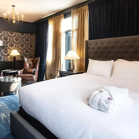 Midnight-Sun-A-Coast-Hotel-Dawson-City-Room