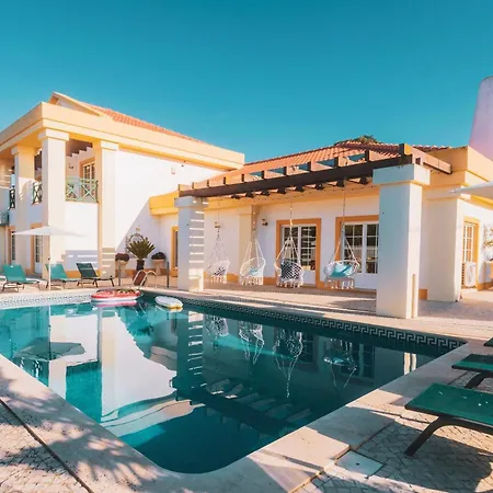 Cliff-Surf-House-Hostel-A-dos-Cunhados-Exterior