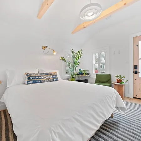 Sisu-A-Boutique-Motel-Plymouth-Room