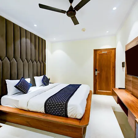 Hotel-Surya-Plaza-Near-New-Delhi-Railway-Station-And-Connaught-Place-Room