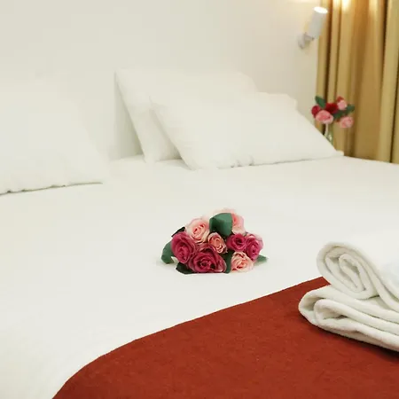 Hostal-Royal-Cruz-Madrid-Room