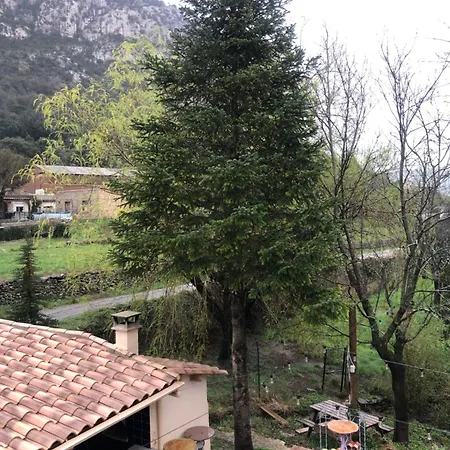 Auberge-De-La-Vallee-Saint-Jean-de-Bueges-Exterior